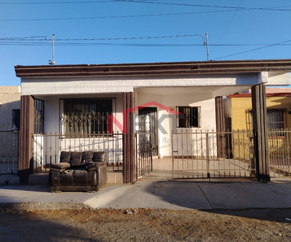 CASA EN VENTA EN COL. VIÑEDOS
